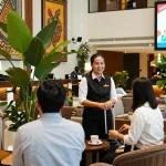 Guests experiencing warm hospitality at a lobby from https://rokok88.com, showcasing vibrant decor and friendly service.